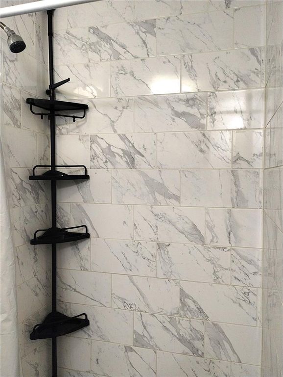 Image 19 of property listing at 417 E MAIN STREET, Dundee, FL 33838