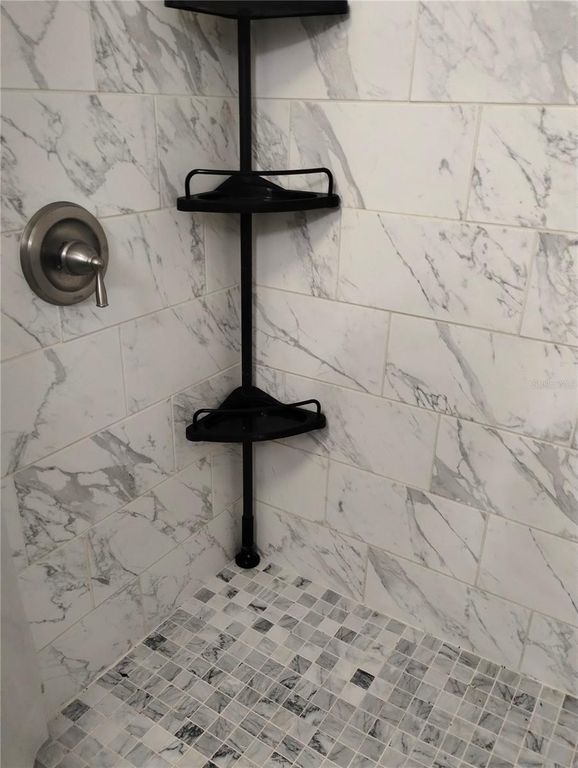 Image 20 of property listing at 417 E MAIN STREET, Dundee, FL 33838