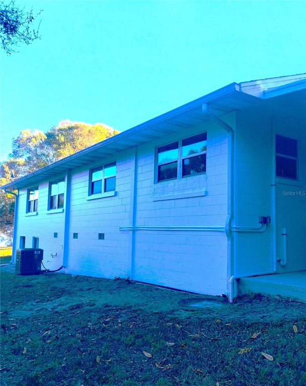 Image 6 of property listing at 417 E MAIN STREET, Dundee, FL 33838