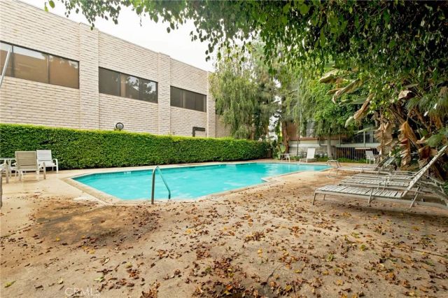 18324 Clark 110, Tarzana, CA 91356