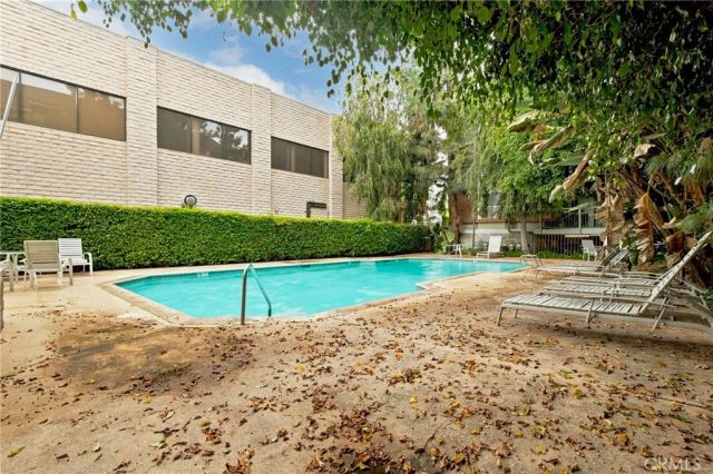 18324 Clark 110, Tarzana, CA 91356
