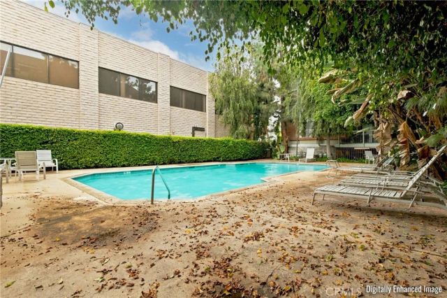 18324 Clark 110, Tarzana, CA 91356