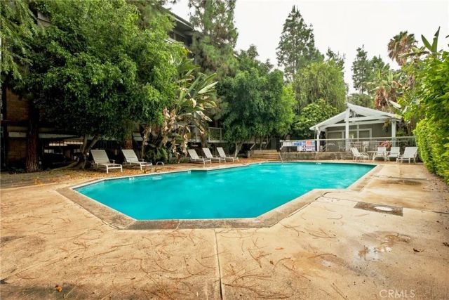 18324 Clark 110, Tarzana, CA 91356