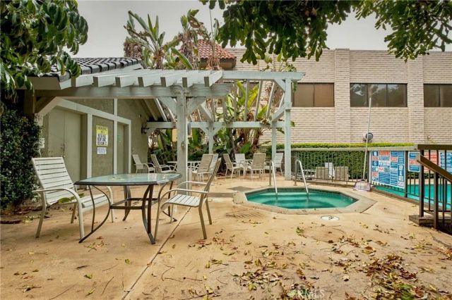 18324 Clark 110, Tarzana, CA 91356