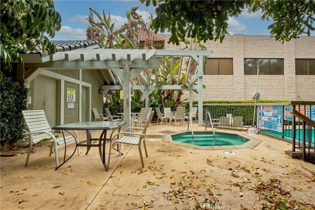 18324 Clark 110, Tarzana, CA 91356