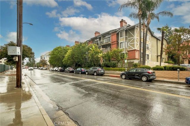 18324 Clark 110, Tarzana, CA 91356
