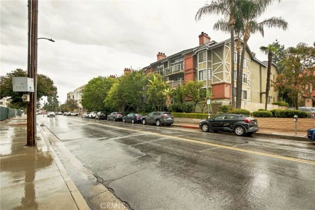 18324 Clark 110, Tarzana, CA 91356