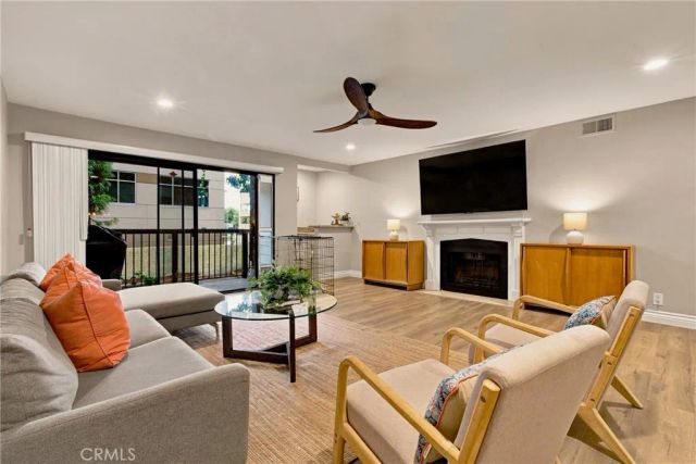 18324 Clark 110, Tarzana, CA 91356