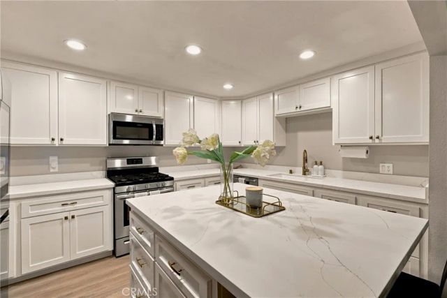 18324 Clark 110, Tarzana, CA 91356
