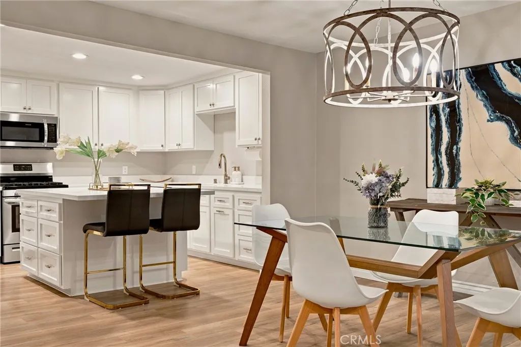 18324 Clark 110, Tarzana, CA 91356