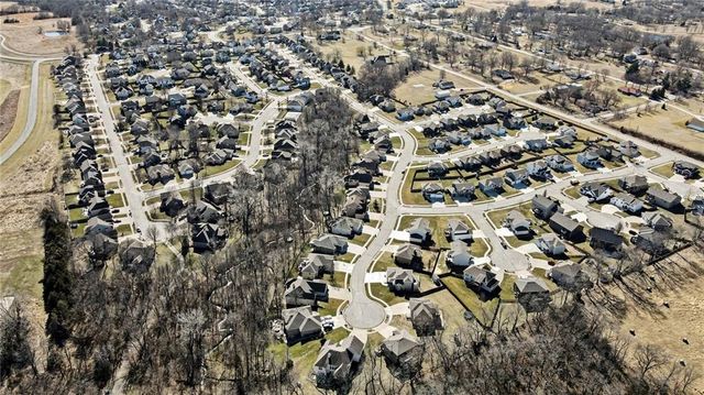 18301 Belinda Drive, Smithville, MO 64089