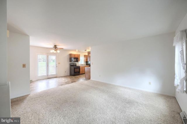 3819 KINGS ARMS LN, York, PA 17402