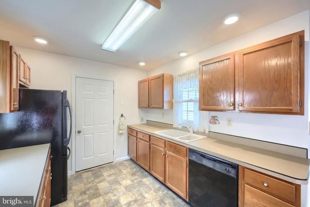 3819 KINGS ARMS LN, York, PA 17402