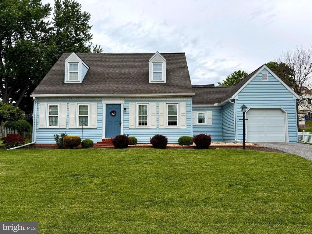 Image 1 of property listing at 3819 KINGS ARMS LN, York, PA 17402