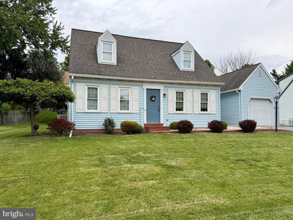 Image 2 of property listing at 3819 KINGS ARMS LN, York, PA 17402