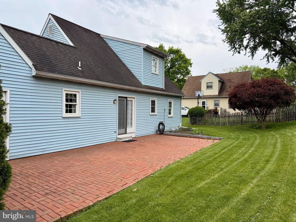 Image 3 of property listing at 3819 KINGS ARMS LN, York, PA 17402