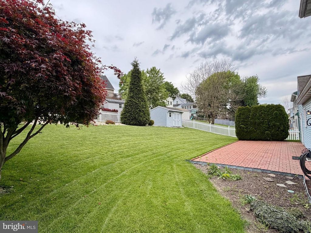 Image 4 of property listing at 3819 KINGS ARMS LN, York, PA 17402