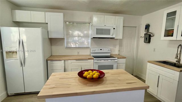 2433 NW 20th St, Fort Lauderdale, FL 33311