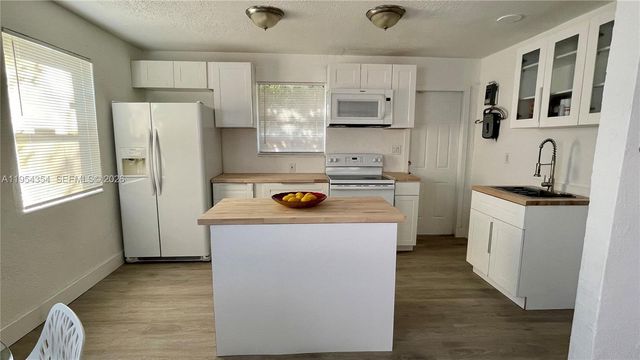 2433 NW 20th St, Fort Lauderdale, FL 33311