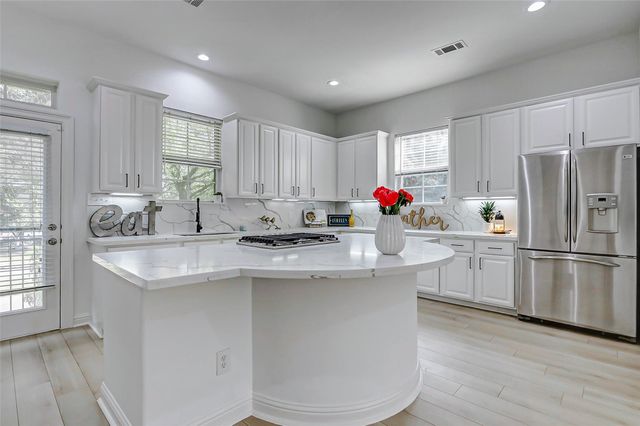 5 Versante Court, Houston, TX 77070