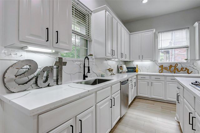 5 Versante Court, Houston, TX 77070