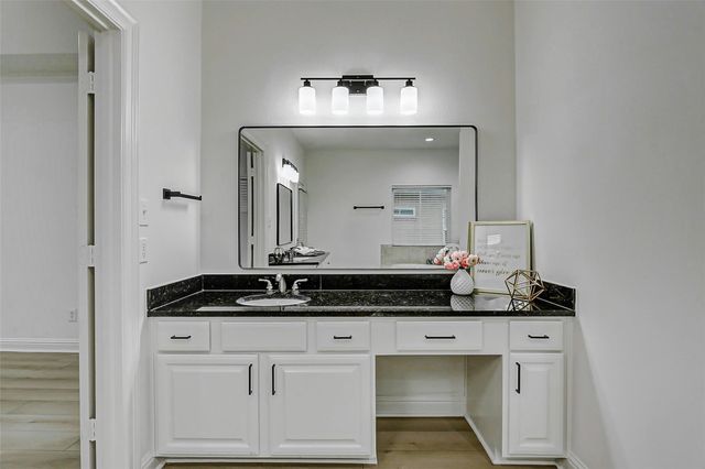 5 Versante Court, Houston, TX 77070