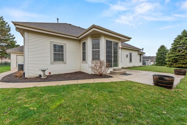 1909 Foxcroft LANE, Waukesha, WI 53189