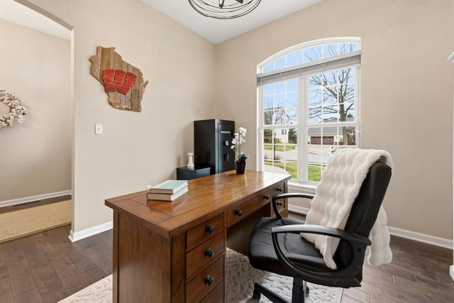 1909 Foxcroft LANE, Waukesha, WI 53189