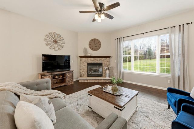 1909 Foxcroft LANE, Waukesha, WI 53189