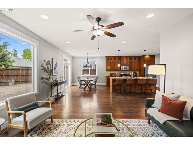 12795 LINDSAY ANNE Ln, Oregon City, OR 97045