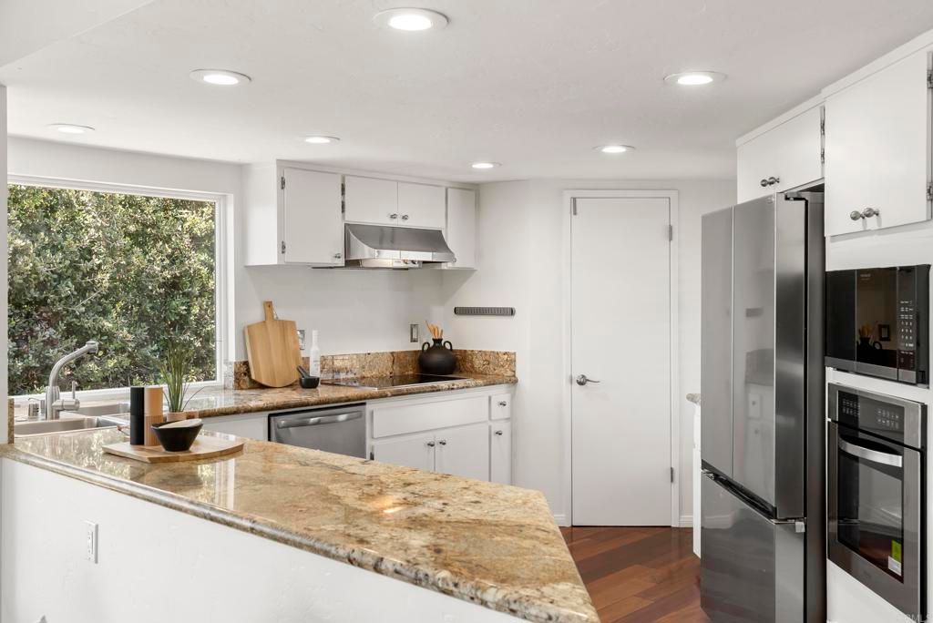 Image 16 of property listing at 541 S Granados Avenue, Solana Beach, CA 92075