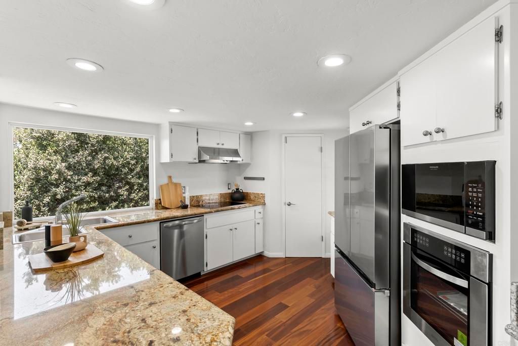 Image 18 of property listing at 541 S Granados Avenue, Solana Beach, CA 92075