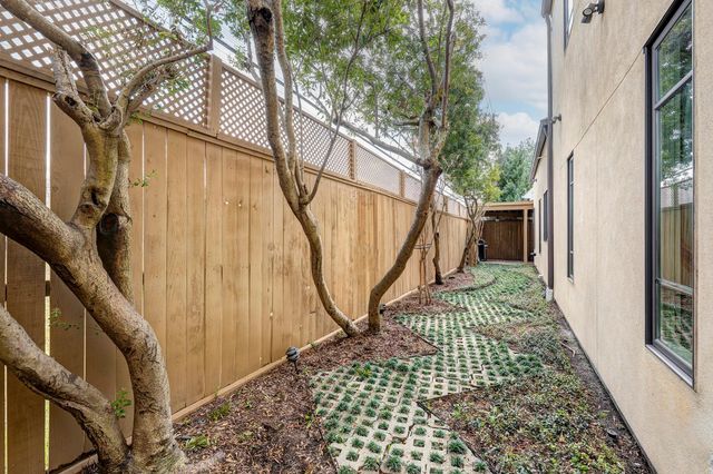 16 Lana Lane B, Houston, TX 77027