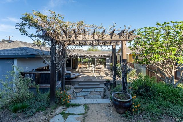 902 Helen Ave, Ukiah, CA 95482