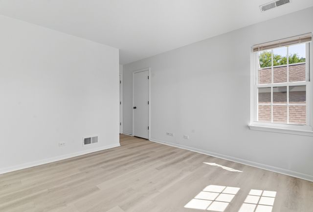 519 Woodcrest Drive, Mundelein, IL 60060