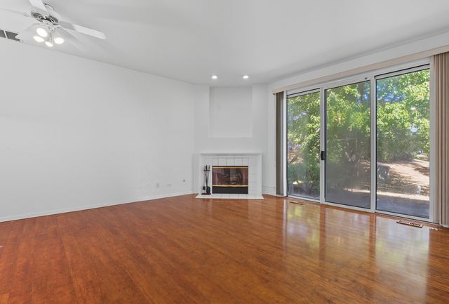 519 Woodcrest Drive, Mundelein, IL 60060