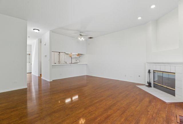 519 Woodcrest Drive, Mundelein, IL 60060