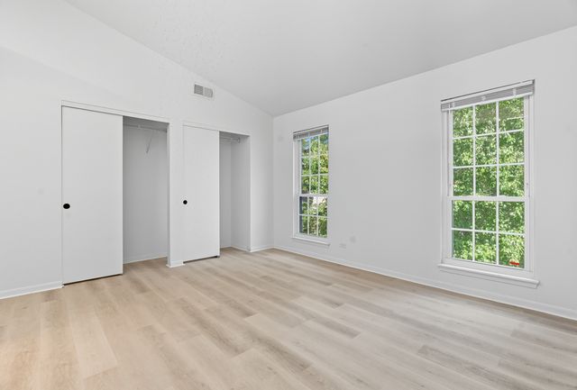 519 Woodcrest Drive, Mundelein, IL 60060