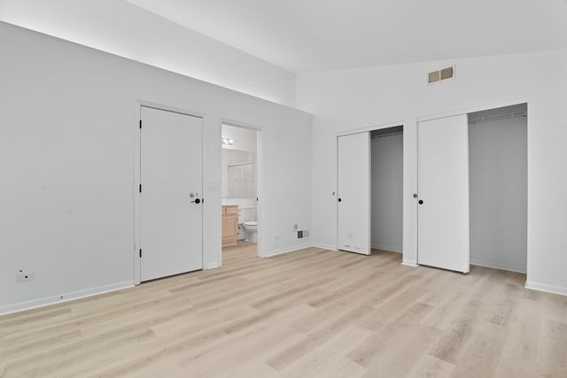 519 Woodcrest Drive, Mundelein, IL 60060