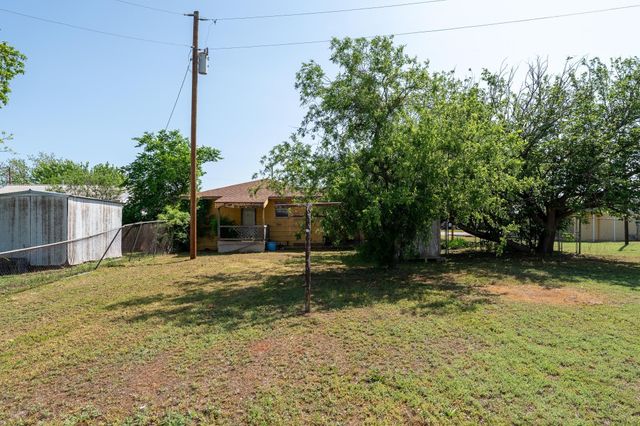 560 8th Street, Hawley, TX 79525
