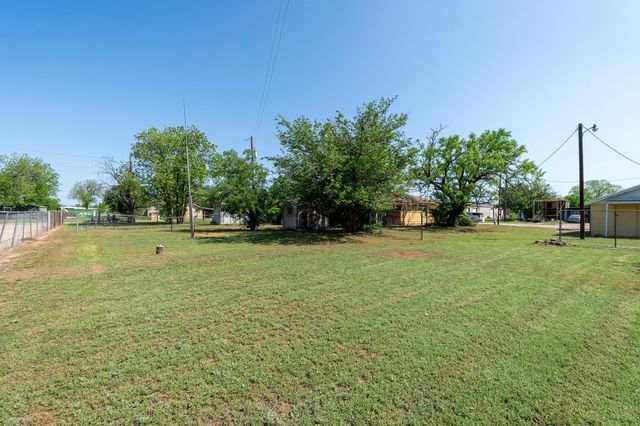 560 8th Street, Hawley, TX 79525