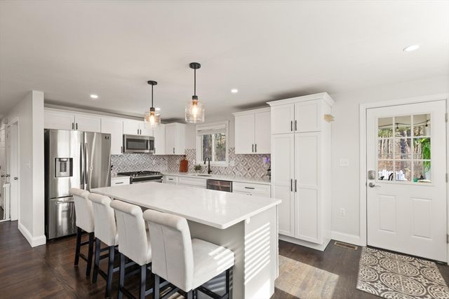 7 Manning Rd, Chelmsford, MA 01824