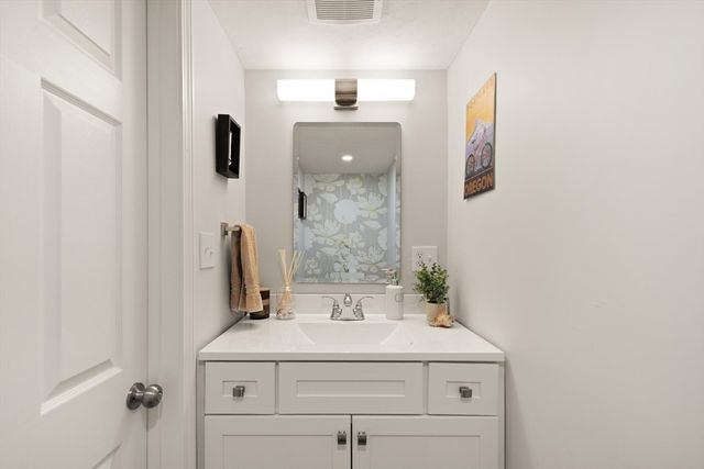 7 Manning Rd, Chelmsford, MA 01824