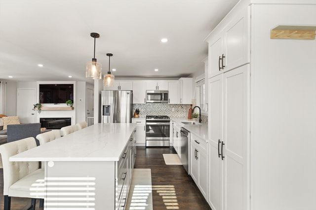 7 Manning Rd, Chelmsford, MA 01824