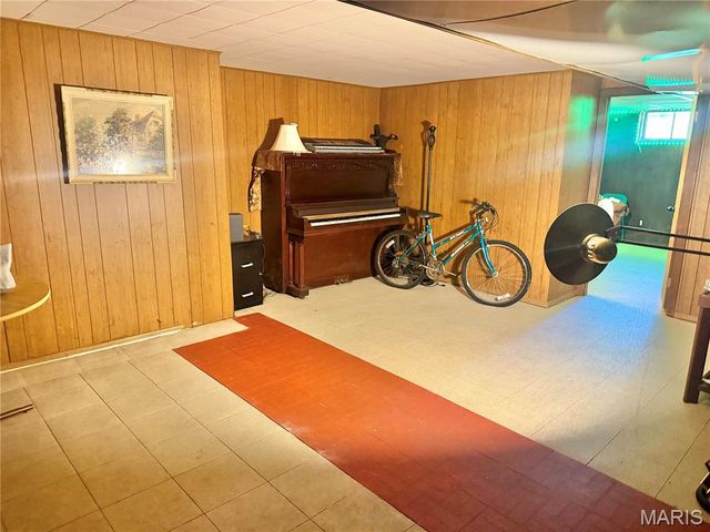 7012 N Hanley Road, Hazelwood, MO 63042