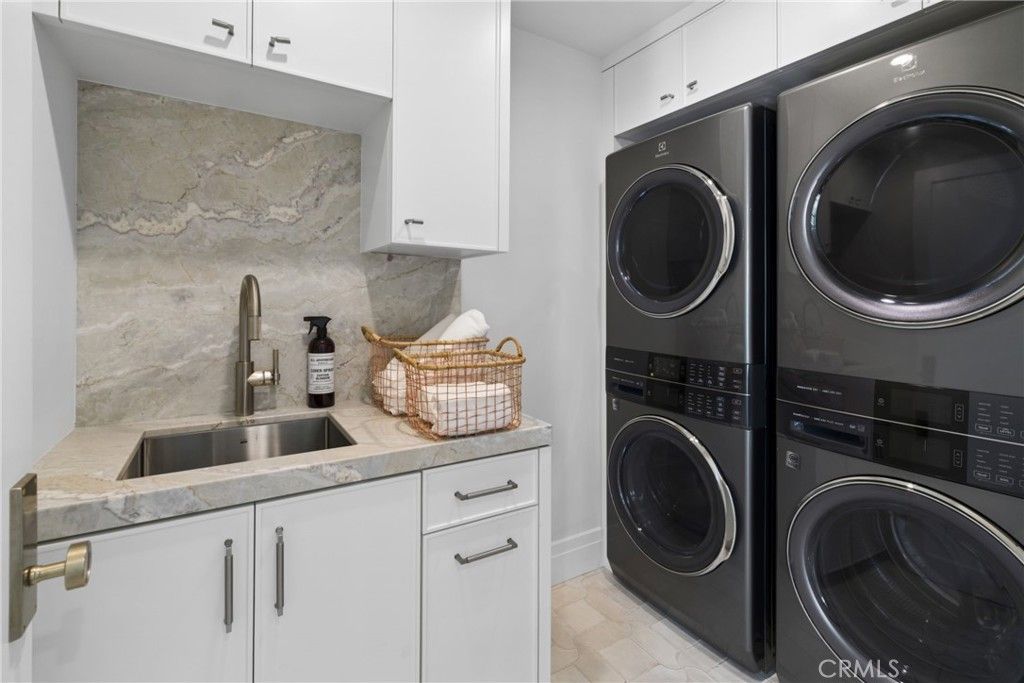 Image 26 of property listing at 113 Grand Canal, Newport Beach, CA 92662