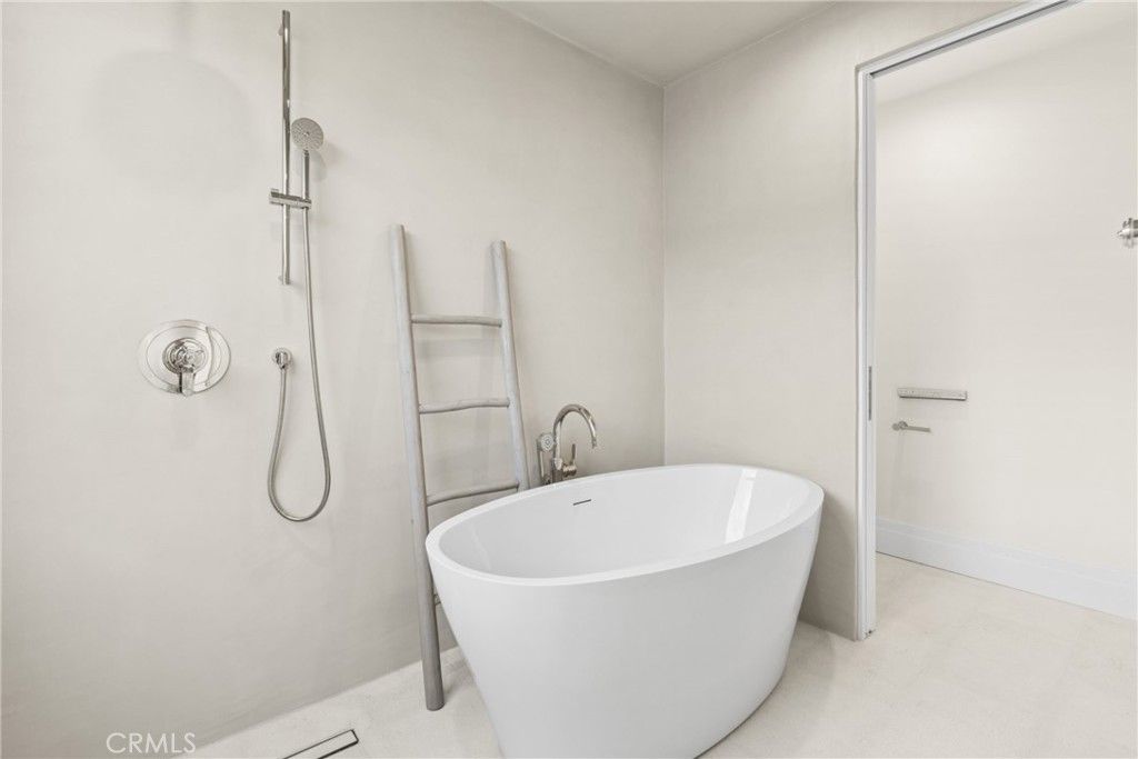 Image 29 of property listing at 113 Grand Canal, Newport Beach, CA 92662