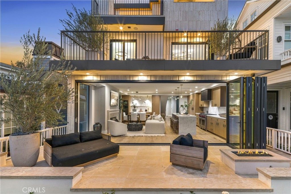 Image 49 of property listing at 113 Grand Canal, Newport Beach, CA 92662
