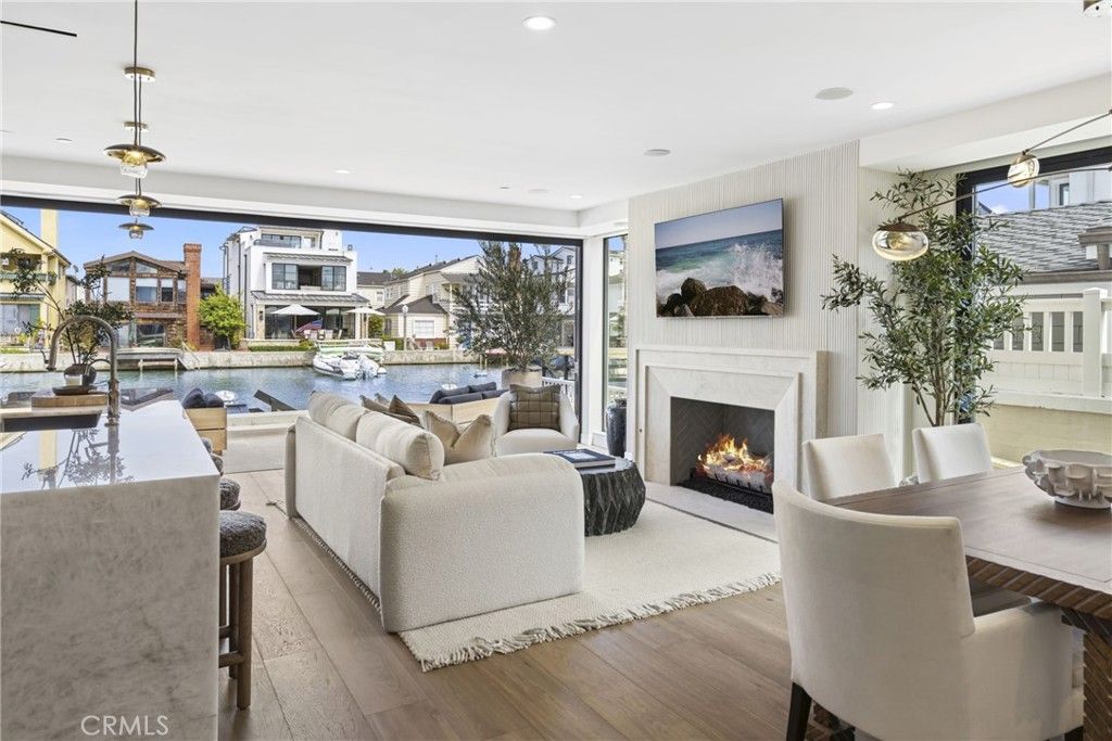 Image 5 of property listing at 113 Grand Canal, Newport Beach, CA 92662