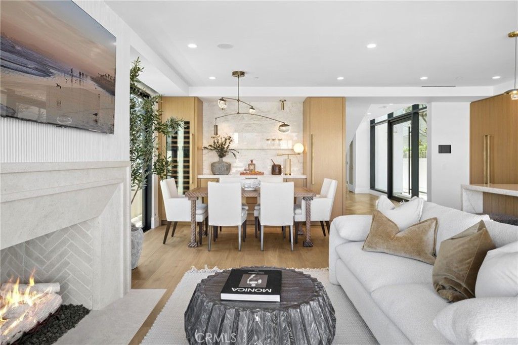 Image 7 of property listing at 113 Grand Canal, Newport Beach, CA 92662